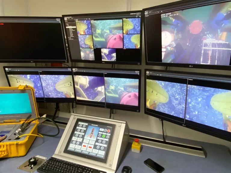 Surface control station monitoring Raptor SDR drilling operations